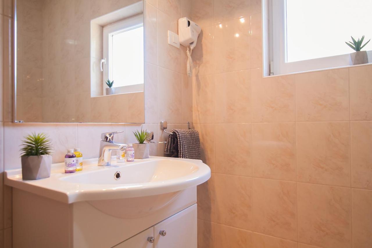 Hotel Villa Dzamonja Бол Екстер'єр фото